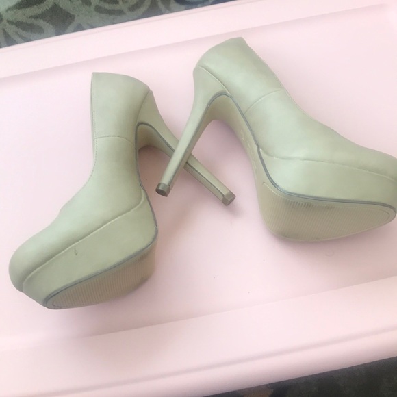 Pumps/ heels - Picture 3 of 3